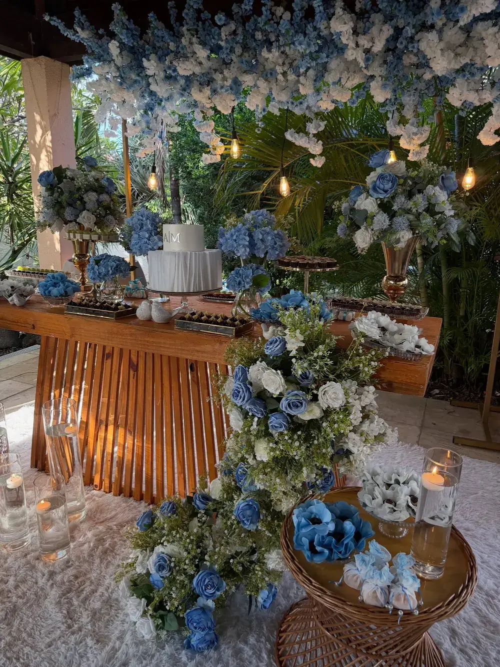 Detalhe de flores azuis e brancas em mesa de celebração