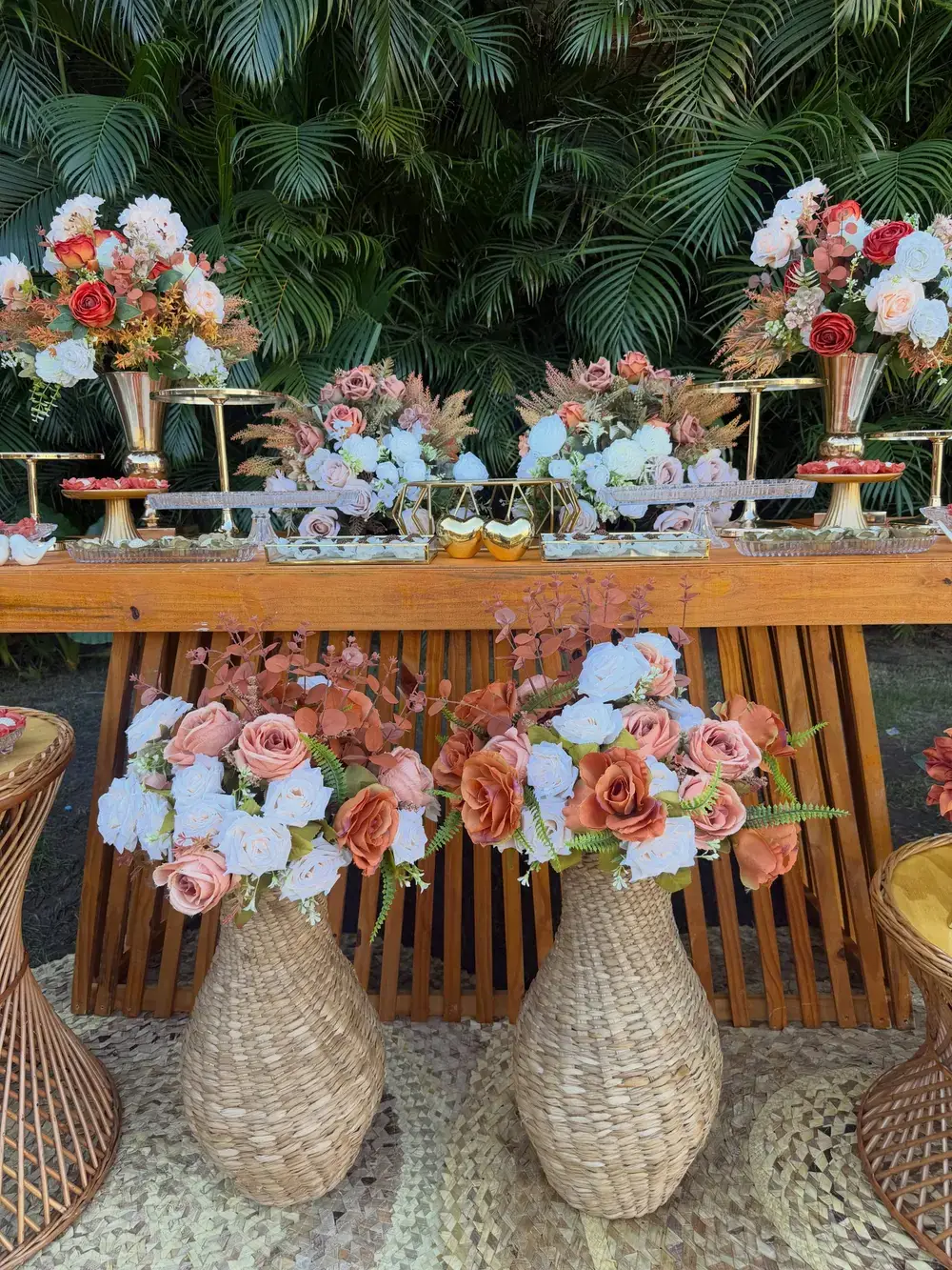 Arranjos florais em branco e terracota