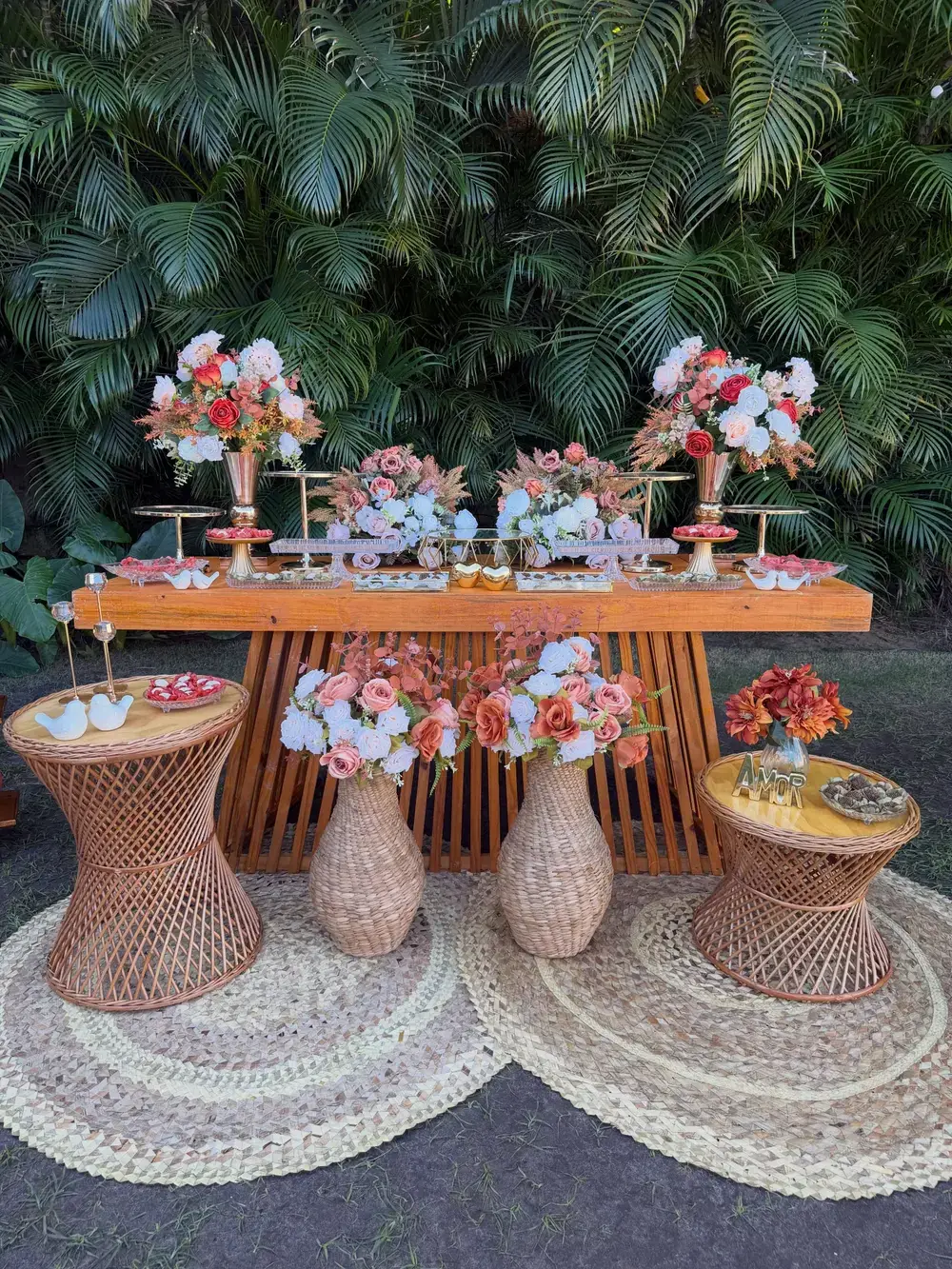 Decoração em tons de terracota, branco e dourado