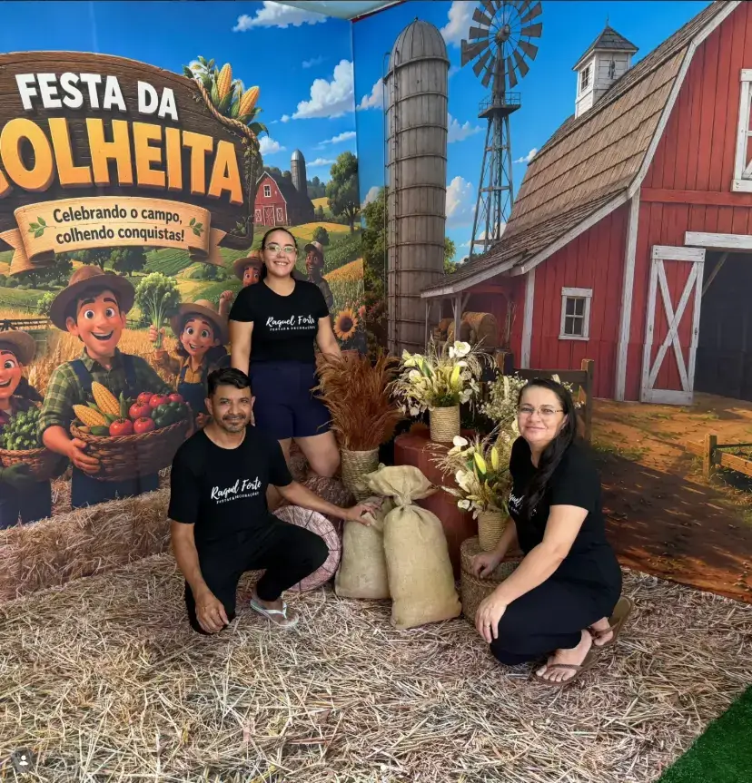 Equipe Raquel Forte em uma festa temática